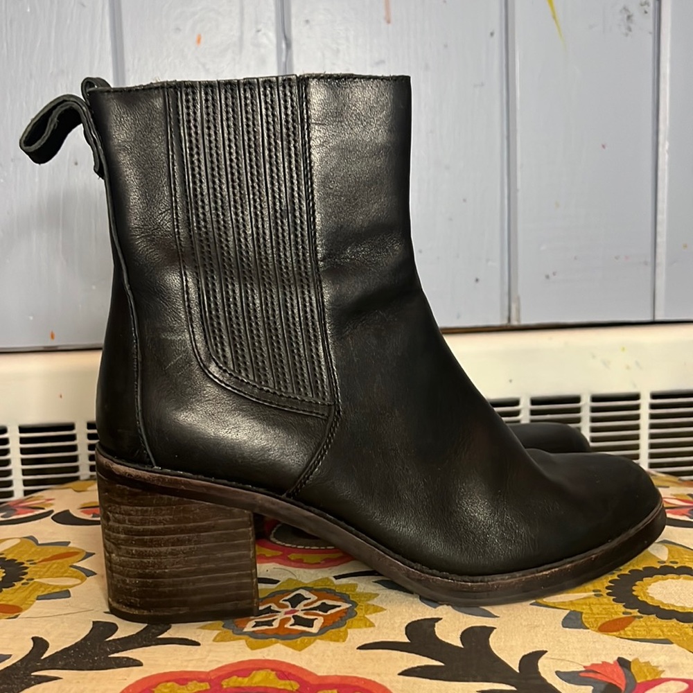 Ugg Camden Boot- Gently Worn With Box! - image 3